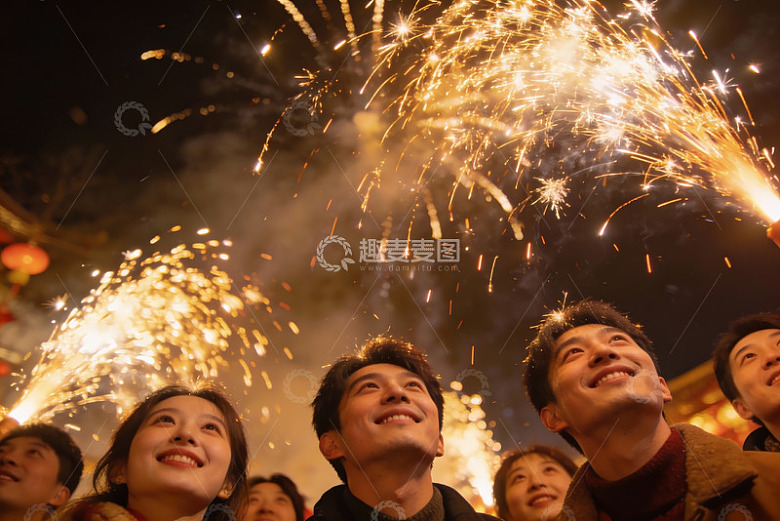 夜空中绽放的烟花与欢笑的人群