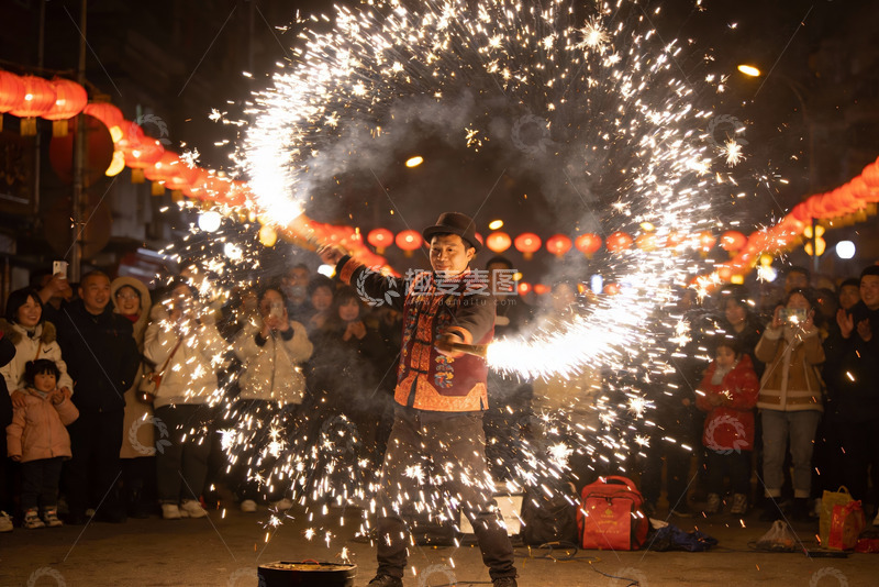 高清大图下载【趣麦麦图】夜场烟花表演人群围观