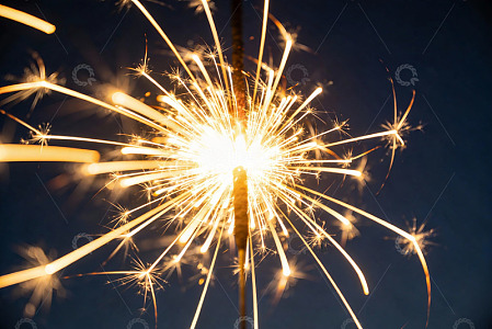 夜空烟花绽放绚丽光芒