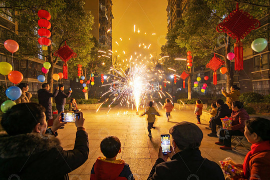 夜景烟花庆典人群欢聚