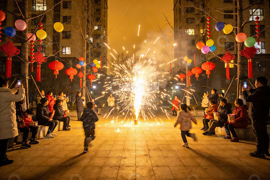 夜景烟花儿童奔跑人群欢聚