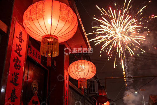 夜空烟花绽放灯笼高挂