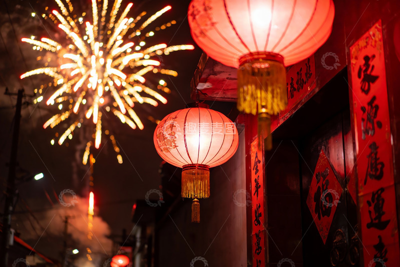 高清大图下载【趣麦麦图】夜空中绽放的烟花与红灯笼