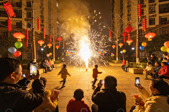 夜景烟花庆典人群欢聚
