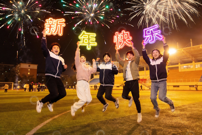 高清大图下载【趣麦麦图】新年夜烟花下青春跳跃