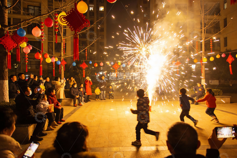 高清大图下载【趣麦麦图】夜景烟花儿童嬉戏人群围观
