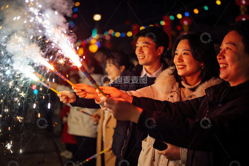 高清大图下载【趣麦麦图】夜景烟花欢庆人群
