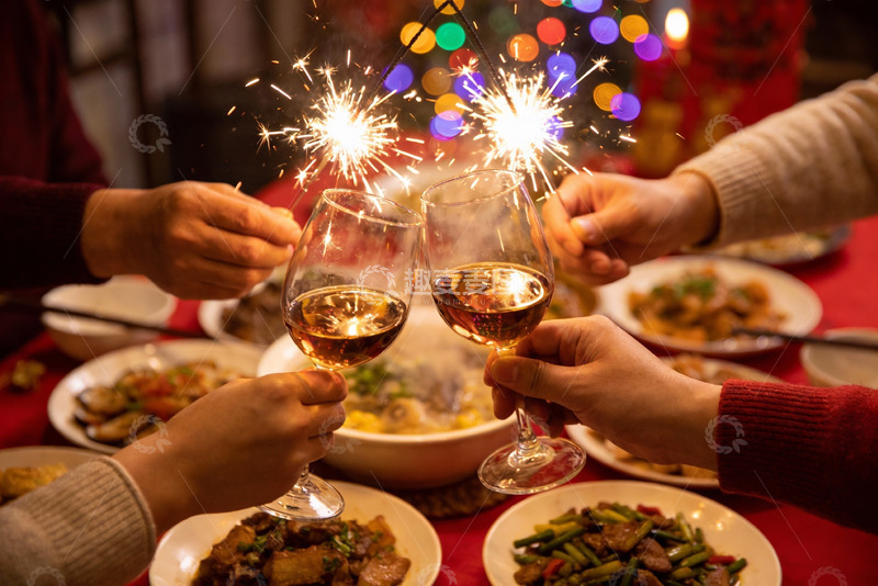 高清大图下载【趣麦麦图】家人聚餐举杯庆团圆