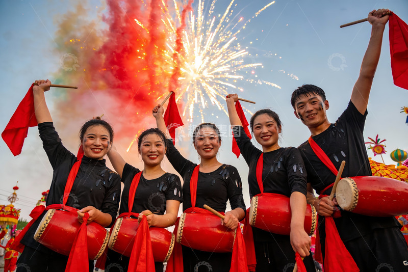 高清大图下载【趣麦麦图】烟花下鼓手欢庆表演