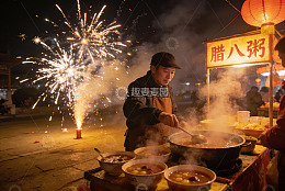 夜市烟火下热气腾腾的腊八粥