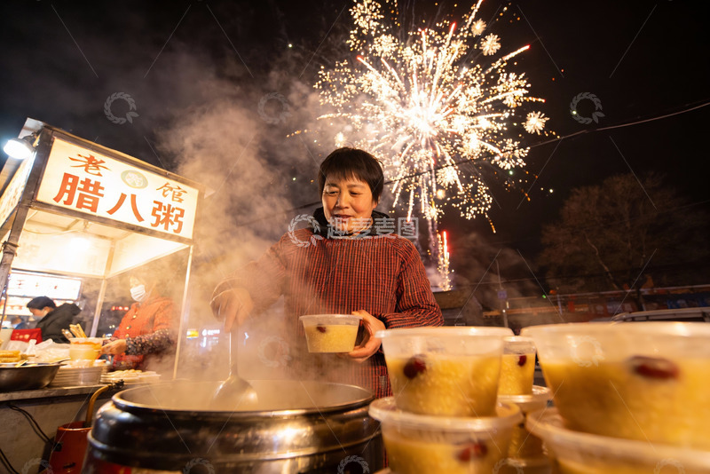 高清大图下载【趣麦麦图】夜市摊位烟花绽放美食热气腾腾