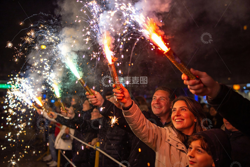 高清大图下载【趣麦麦图】夜空中绽放的烟花与欢笑人群