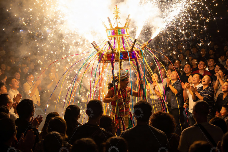 高清大图下载【趣麦麦图】烟花庆典人群欢庆场景
