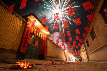 夜空烟花映照古巷喜庆场景