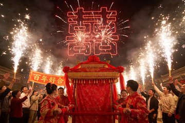 中式婚礼夜放烟花庆双喜