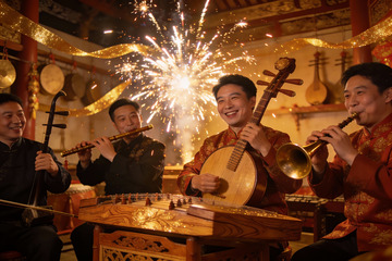 四位乐手演奏传统乐器庆祝节日