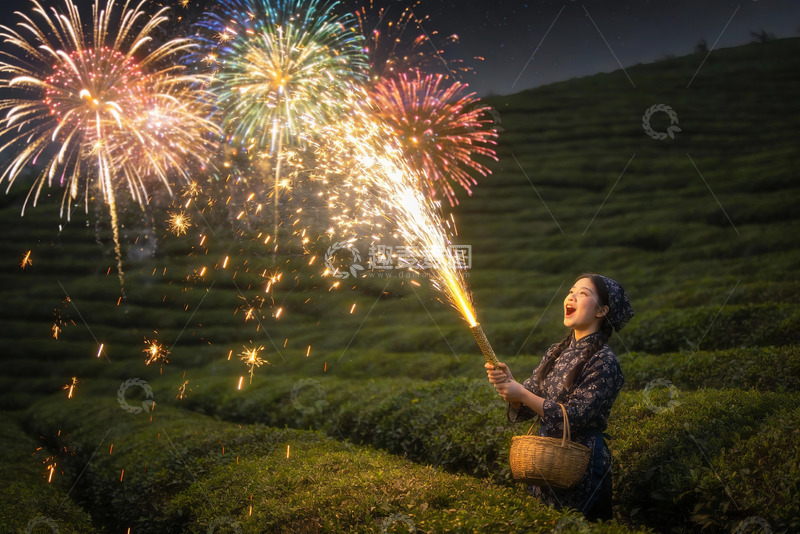 高清大图下载【趣麦麦图】女子茶园夜放烟花