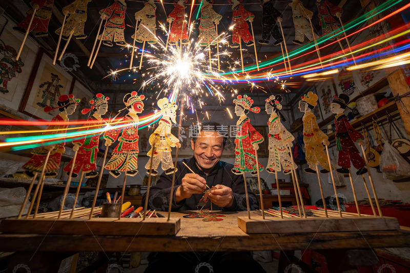 高清大图下载【趣麦麦图】匠人制作皮影戏偶现场