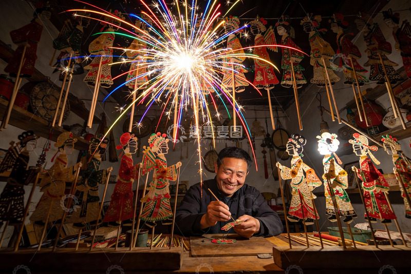 高清大图下载【趣麦麦图】匠人制作皮影戏偶火花四溅