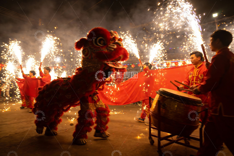 高清大图下载【趣麦麦图】夜场舞狮烟花表演热闹非凡