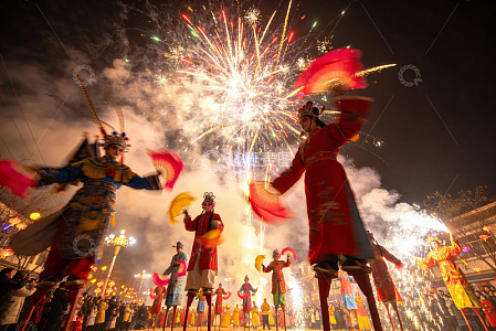 夜空中绽放的烟花与民俗表演