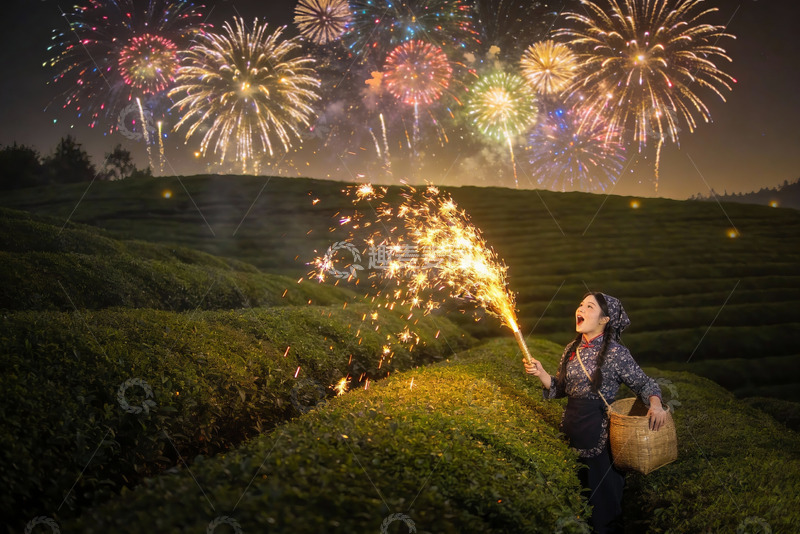 高清大图下载【趣麦麦图】女子手持烟花夜赏茶园美景