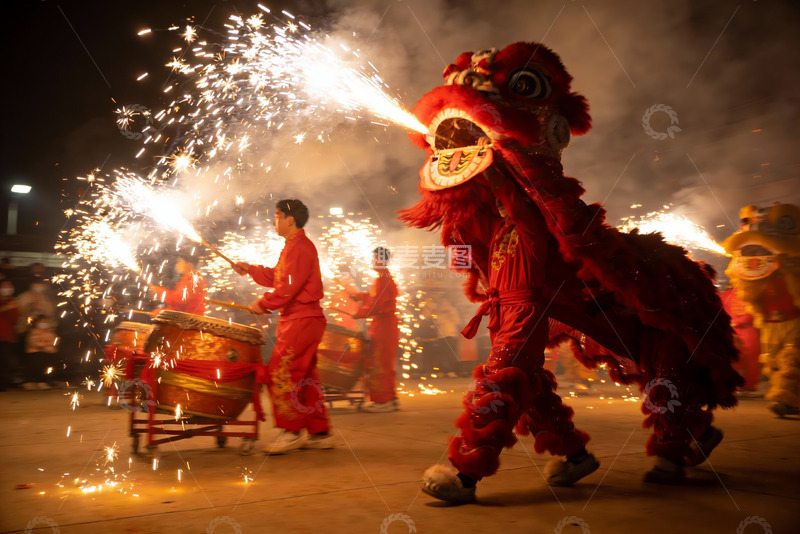 高清大图下载【趣麦麦图】夜场舞狮烟花表演热闹非凡