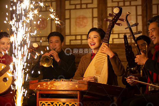 传统乐器演奏火花四溅