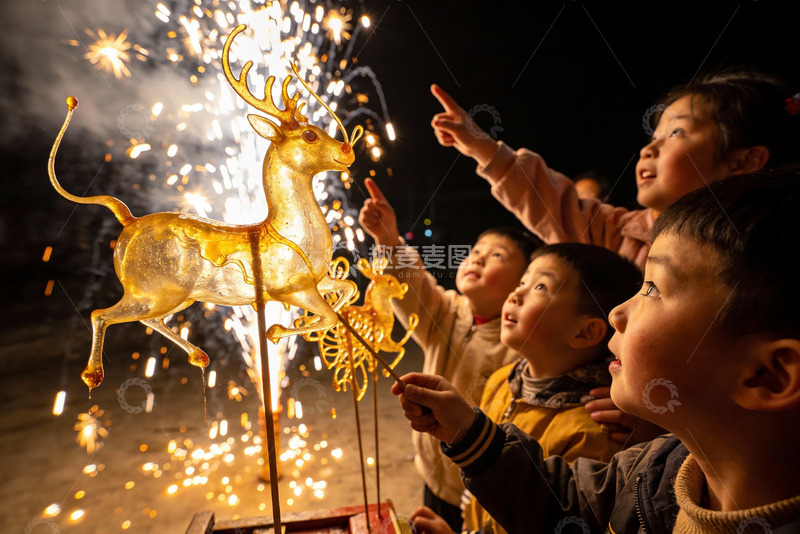 高清大图下载【趣麦麦图】儿童观赏烟花与糖艺鹿
