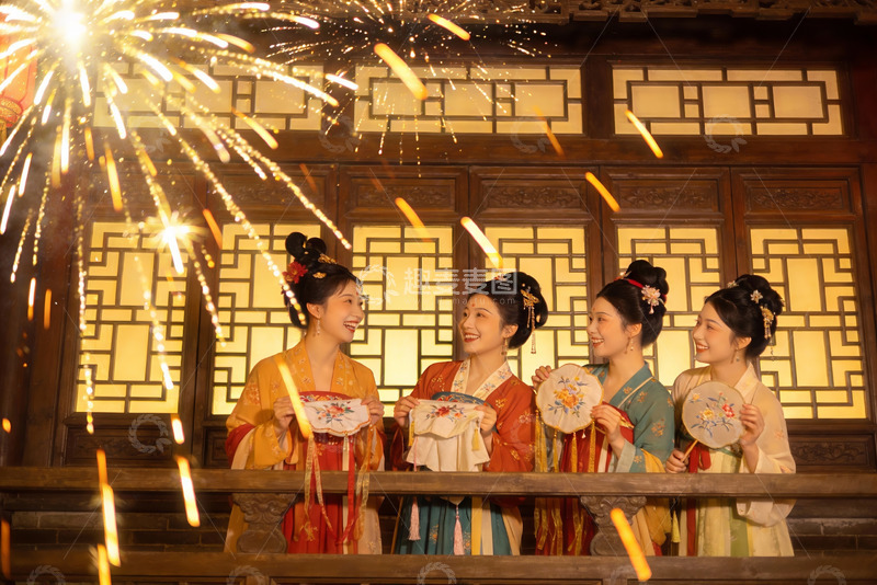 高清大图下载【趣麦麦图】四位身着古装女子观赏烟花