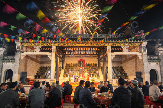 夜幕下烟花璀璨的传统建筑庆典