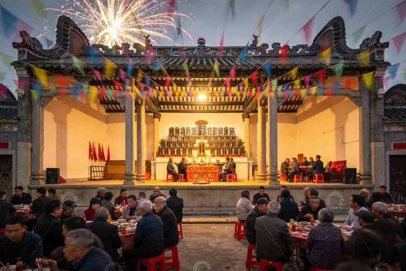 高清大图下载【趣麦麦图】烟花下的传统庙会聚餐场景