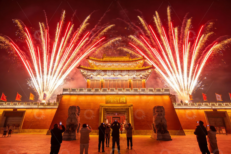 高清大图下载【趣麦麦图】古建筑前烟花绽放夜景