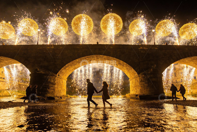 高清大图下载【趣麦麦图】夜景石桥烟花秀情侣漫步
