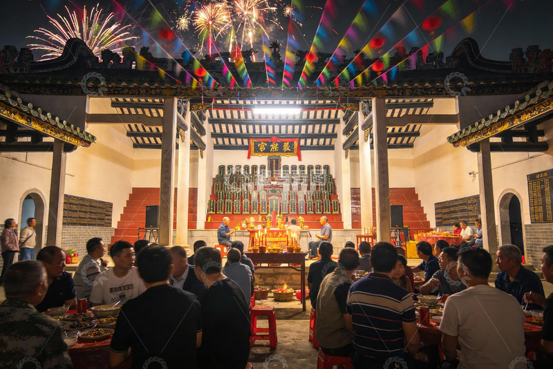 高清大图下载【趣麦麦图】中式庙会夜宴烟花绽放