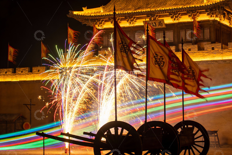 高清大图下载【趣麦麦图】夜景古建筑烟花与旗帜