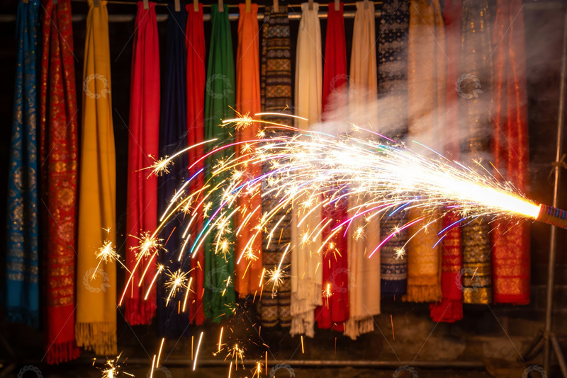 高清大图下载【趣麦麦图】烟花绽放彩带飘扬