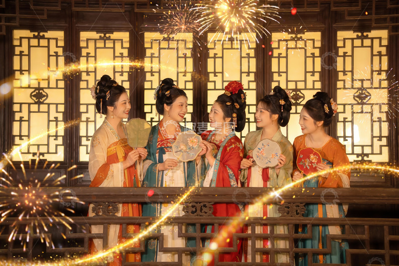 高清大图下载【趣麦麦图】五位身着古装女子欢庆场景