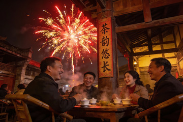 夜宴烟花下四人欢聚