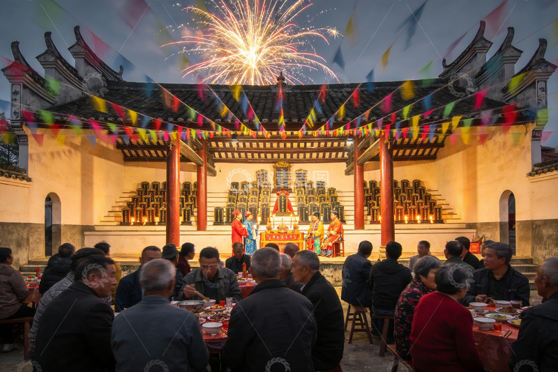 高清大图下载【趣麦麦图】传统建筑前烟花宴饮场景