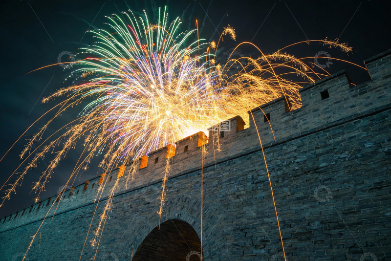 高清大图下载【趣麦麦图】古城墙夜空烟花绽放