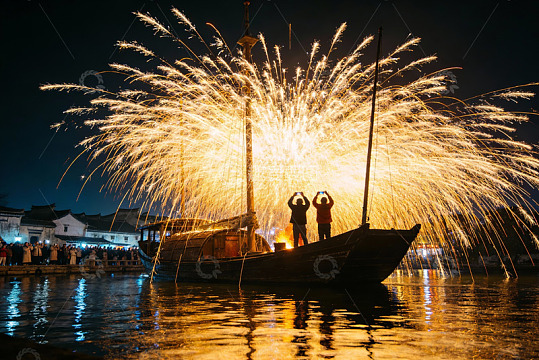 夜幕江上烟花绽放游船