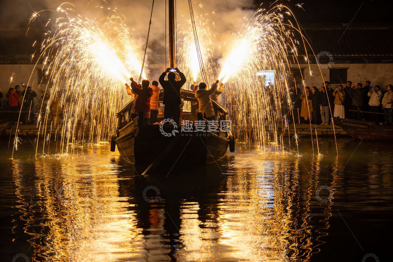 高清大图下载【趣麦麦图】夜游水上烟花表演热闹非凡