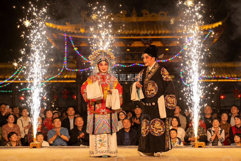 高清大图下载【趣麦麦图】传统戏曲表演烟花璀璨