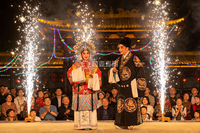 传统戏曲表演烟花璀璨