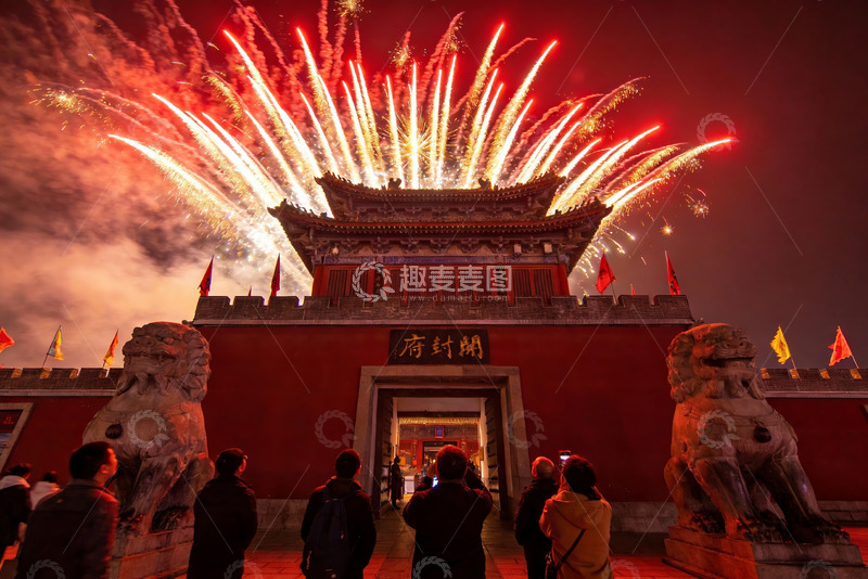 高清大图下载【趣麦麦图】夜幕古建筑前烟花绽放