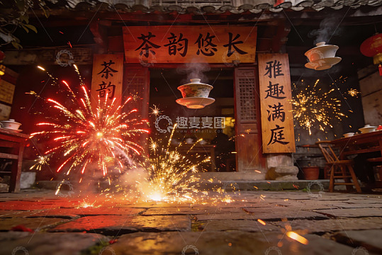 古建筑前烟花绽放夜景