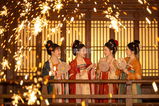 四位身着汉服女子在古建筑前欢笑