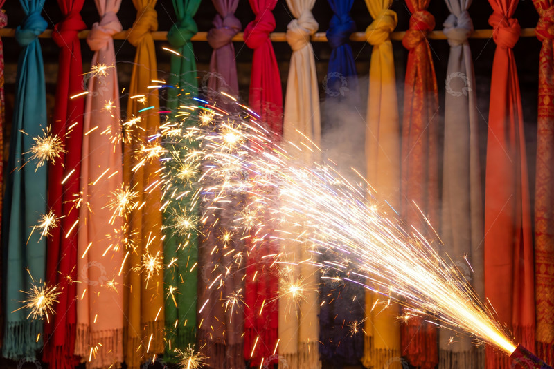 高清大图下载【趣麦麦图】烟花绽放彩带背景