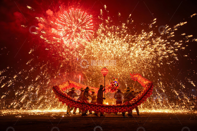 高清大图下载【趣麦麦图】烟花下舞龙表演热闹非凡